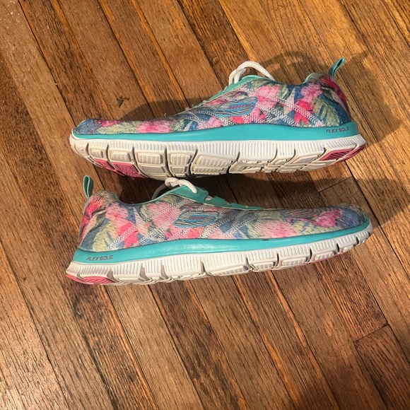 Skechers Lightweight Memory Foam Women’s Sneakers Size 7 Comfort Shoes Tropical - Picture 2 of 7